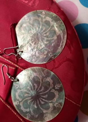 Новые серьги из перламутра натурального, с серебряным ушком.