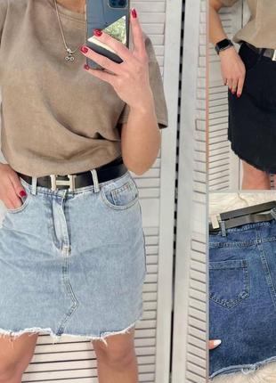 Женская джинсовая юбка с поясом.