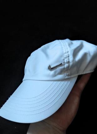 Білосніжна бейсболка nike