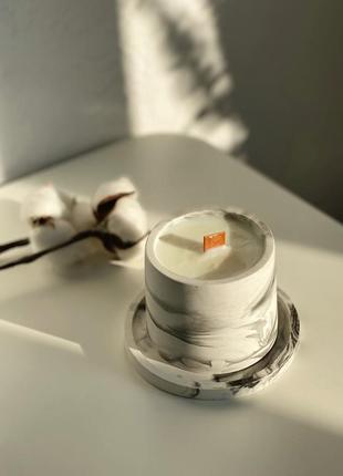 Соєва свічка з ефірними аромамаслами в гіпсовому кашпо minimal в техніці marble на підставці
