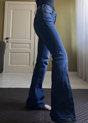 Синие клешовые джинсы6 фото