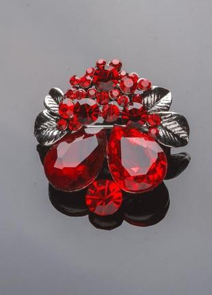 Брошь серебристая "цветочки-ягодки" красные кристаллы 3,5*4см