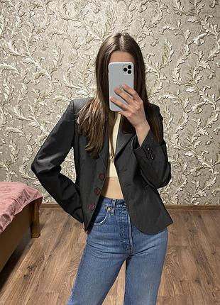 Пиджак приталенный графитового цвета с фиолетовыми пуговицами