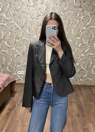 Пиджак приталенный графитового цвета с фиолетовыми пуговицами2 фото