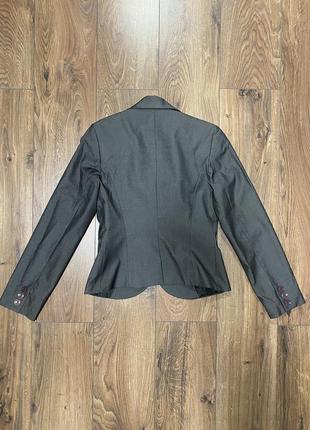 Пиджак приталенный графитового цвета с фиолетовыми пуговицами6 фото