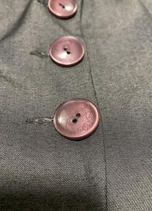 Пиджак приталенный графитового цвета с фиолетовыми пуговицами7 фото