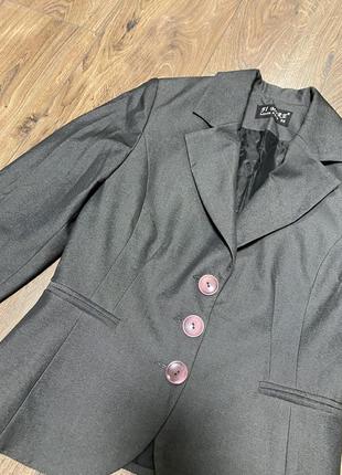 Пиджак приталенный графитового цвета с фиолетовыми пуговицами5 фото