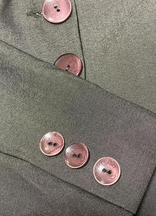 Пиджак приталенный графитового цвета с фиолетовыми пуговицами8 фото