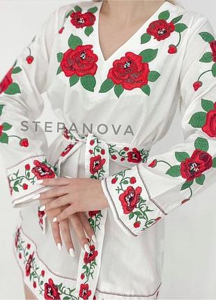 Біле плаття з вишивкою
