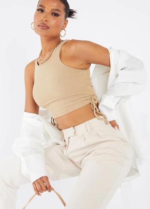 Бежевий топ в рубчик з стяжкой збоку з сборками рюшами  бежевый топ в рубчик со стяжками сбоку укороченный топ вискоза