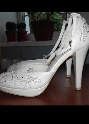 Белые туфли фирмы louisa peeress