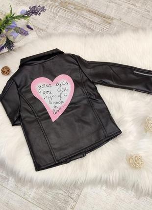 Куртка косуха дитяча демісезонна з екошкіри чорна 2-5 років серце2 фото