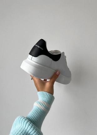 Женские кроссовки alexander mcqueen low white black v2 / smb3 фото