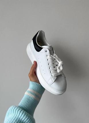 Женские кроссовки alexander mcqueen low white black v2 / smb9 фото