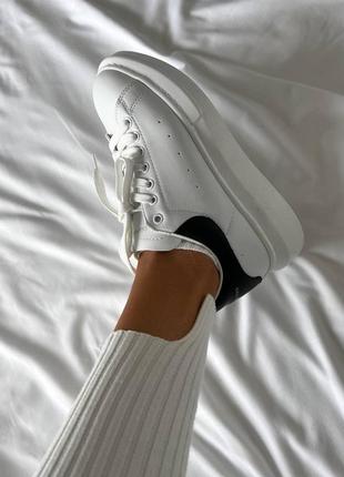 Женские кроссовки alexander mcqueen low white black v2 / smb10 фото