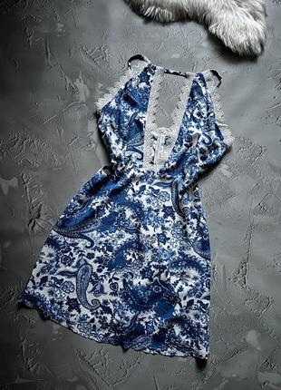 Манящее платье в узоры с кружевом