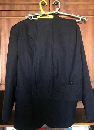 Класичний темний костюм в смужку великого розміру і зросту /напіввовняний