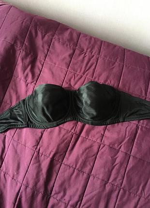 Чёрный бюстгальтер