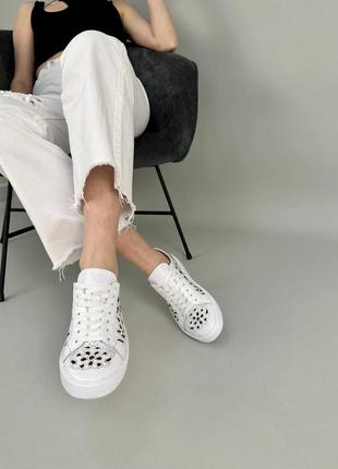 Женские кожаные кеды с перфорацией