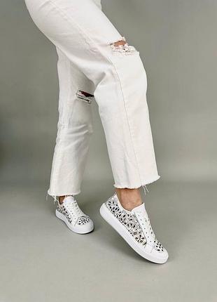 Женские кожаные кеды с перфорацией