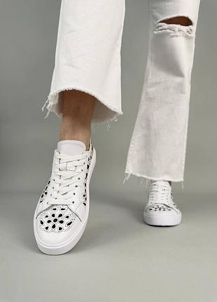 Женские кожаные кеды с перфорацией