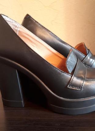 Кожаные туфли-лоферы на каблуке2 фото