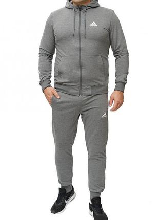 Мужской спортивный костюм.
