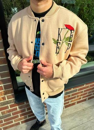 Теплый мужской бомбер на флисе / стильные молодежные бомберы с принтами