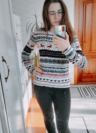 Свитер с новогодним орнаментом