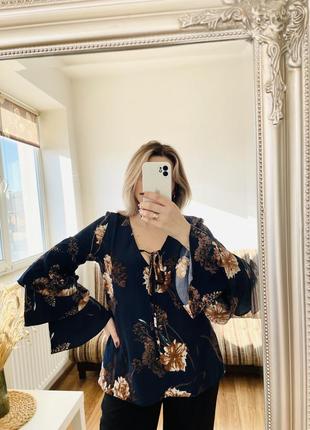 Блуза у квітковий принт з рукавами воланами