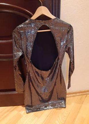 Трендовое мини платье в серебряных пайетках с открытой спиной1 фото