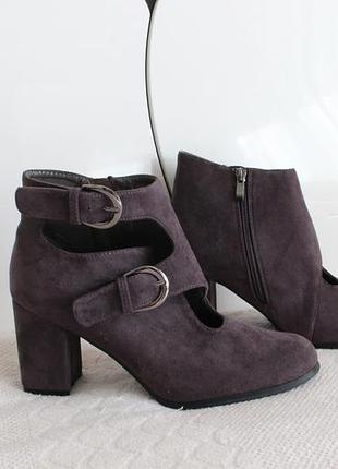 Демисезонные ботинки, ботильоны 40 размера на устойчивом каблуке