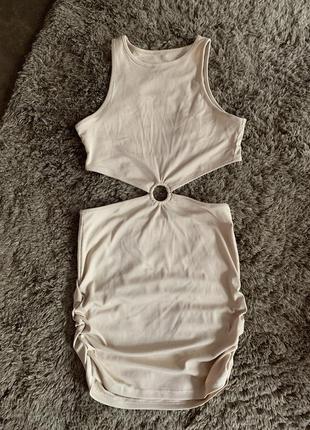 Платье с присборенными боками и кольцом