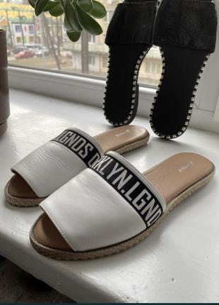 Легкі шльопанці білі