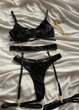 Сексуальное женское нижнее белье в черном цвете с поясом и подвязками