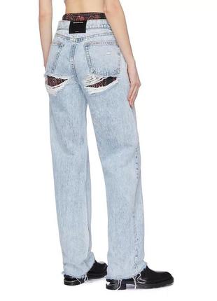 Светлые джинсы  с трендовыми разрезами в стиле wang