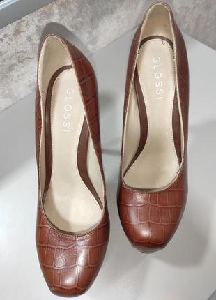Туфлі жіночі шктряні на підборах, коричневі5 фото