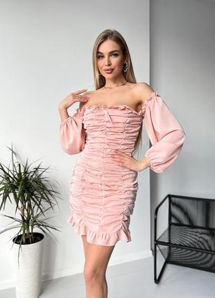 Красивое платье мини розовое с открытыми плечами