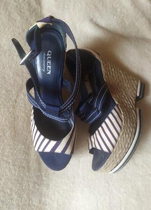 Босоніжки на платформі