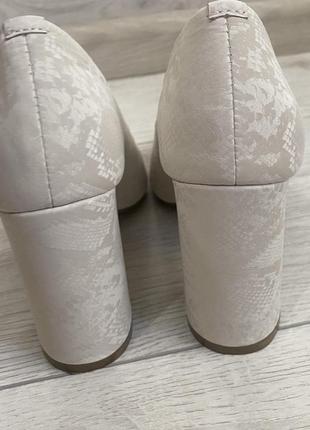 Белые свадебные туфли на каблуке под змеиную кожу6 фото