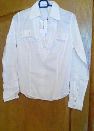 Легка блузка біла з гудзиками на кишенях