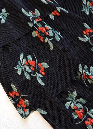 Трендовая черная юбка плиссе в цветах и с воланами2 фото
