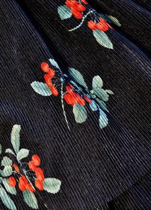 Трендовая черная юбка плиссе в цветах и с воланами3 фото