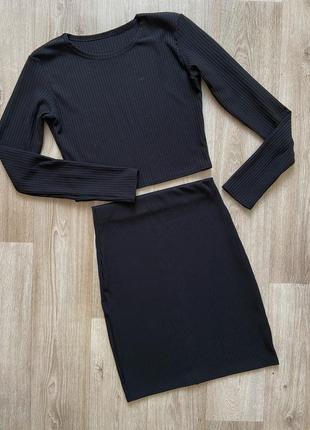Базовый чёрный костюм в рубчик /юбка и кроп топ кофта