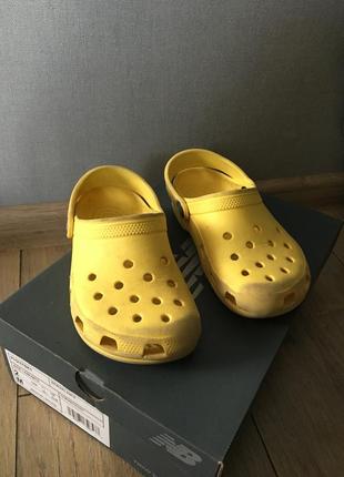 Желтые шлёпанцы кроксы тапки босоножки crocs