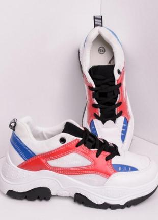 Белые кроссовки на толстой подошве с яркими вставками