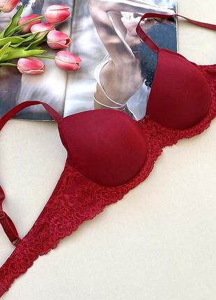 Малиново - красный гладкий бюстгальтер с кружевной спинкой