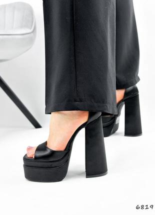 Черные атласные текстильные босоножки на очень высоком толстом устойчивом каблуке с платформой закрытой пятой пяткой ремешком квадратным носком5 фото