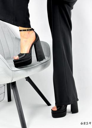 Черные атласные текстильные босоножки на очень высоком толстом устойчивом каблуке с платформой закрытой пятой пяткой ремешком квадратным носком9 фото