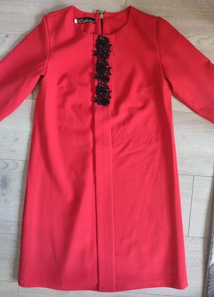 Яркое красное платье